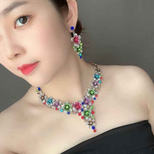 Jauna modeļa sieviešu komplekts ar krāsainiem akmeņiem - kaklarota un auskari