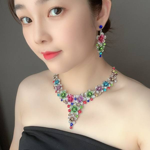 Jauna modeļa sieviešu komplekts ar krāsainiem akmeņiem - kaklarota un auskari