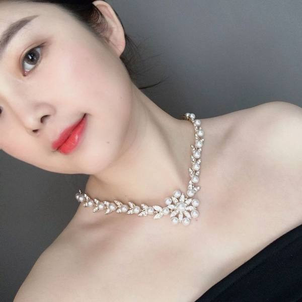 Ženski set s ukrasnim perlicama