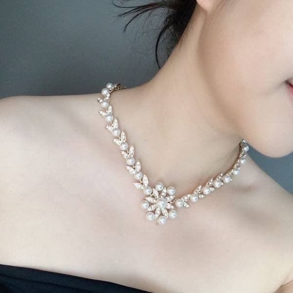 Ženski set s ukrasnim perlicama