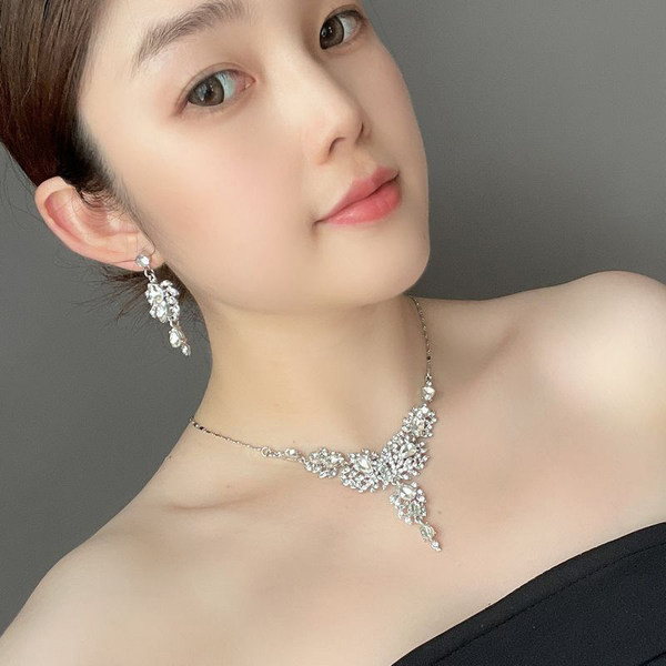 Női ékszer szett kétrészes fülbevalóból és kövekkel díszített nyakláncból