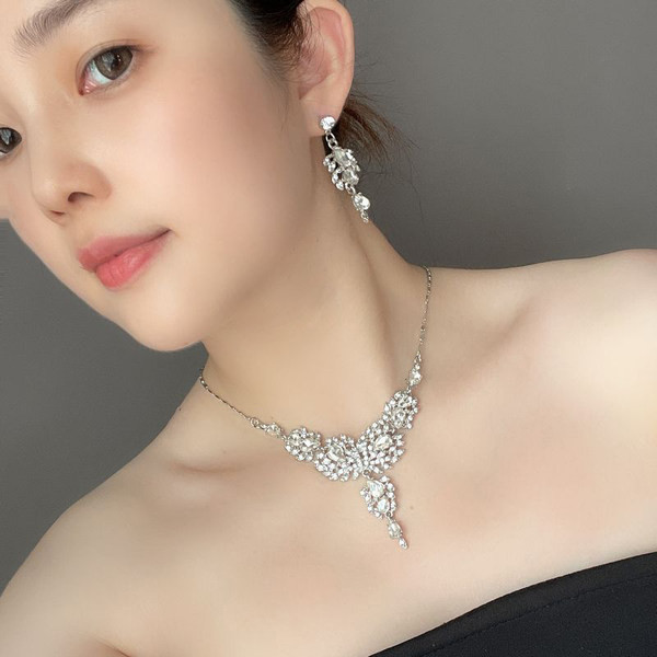 Női ékszer szett kétrészes fülbevalóból és kövekkel díszített nyakláncból