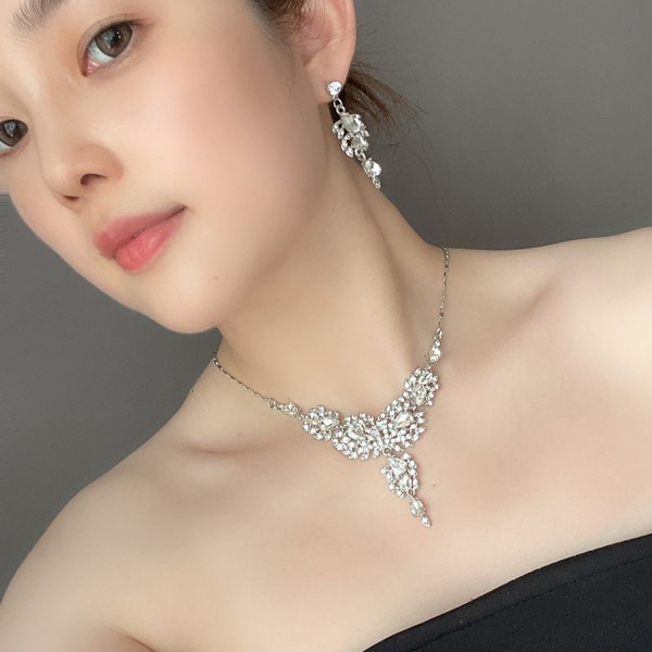 Női ékszer szett kétrészes fülbevalóból és kövekkel díszített nyakláncból