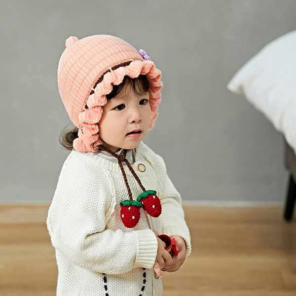 Gyerek téli sapka alkalmi virágmintával