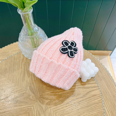 Kötött sapka 3D virág elemmel lányoknak