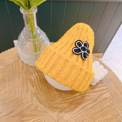 Kötött sapka 3D virág elemmel lányoknak