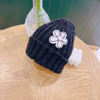 Kötött sapka 3D virág elemmel lányoknak