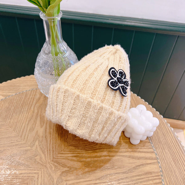 Kötött sapka 3D virág elemmel lányoknak