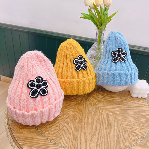 Kötött sapka 3D virág elemmel lányoknak