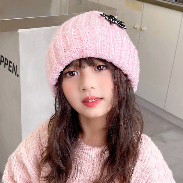 Kötött sapka 3D virág elemmel lányoknak