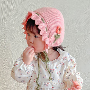 Детска шапка за момиче с флорални мотиви 