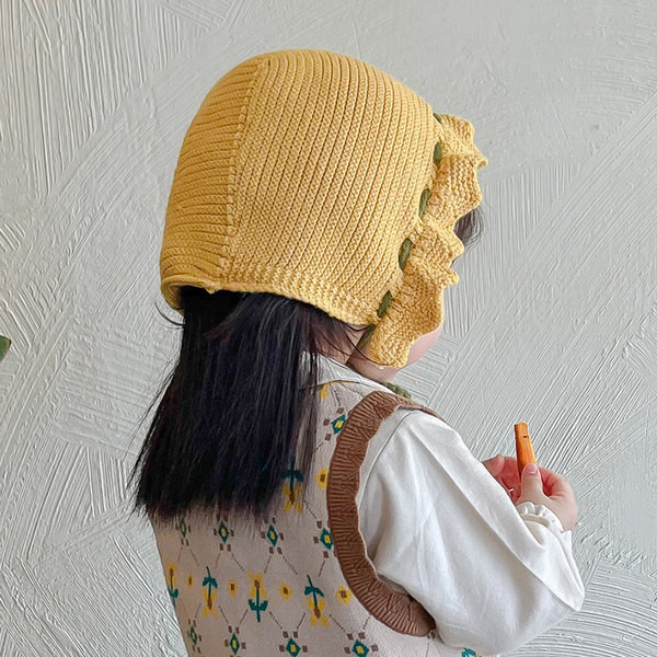 Bērnu cepure meitenei ar ziedu motīviem