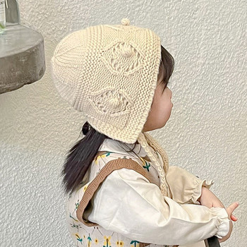 Плетена шапка с връзки за момичета