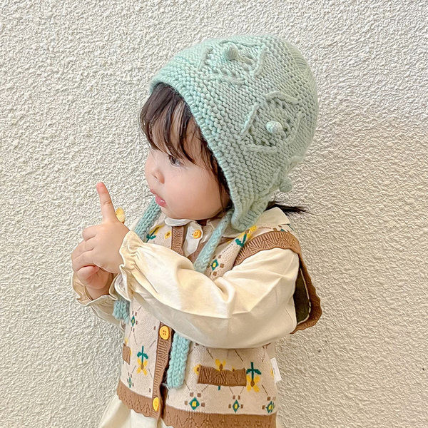 Kötött sapka fűzős lányoknak