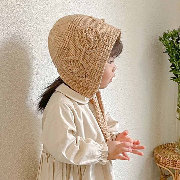 Kötött sapka fűzős lányoknak