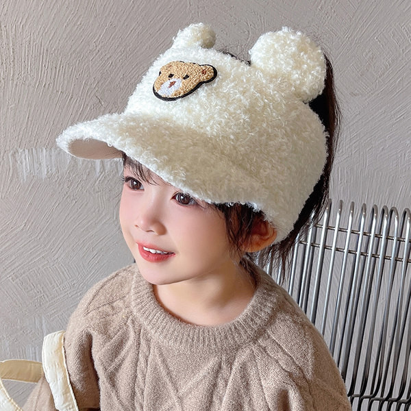 Pufnasta dječja kapa sa šiltom