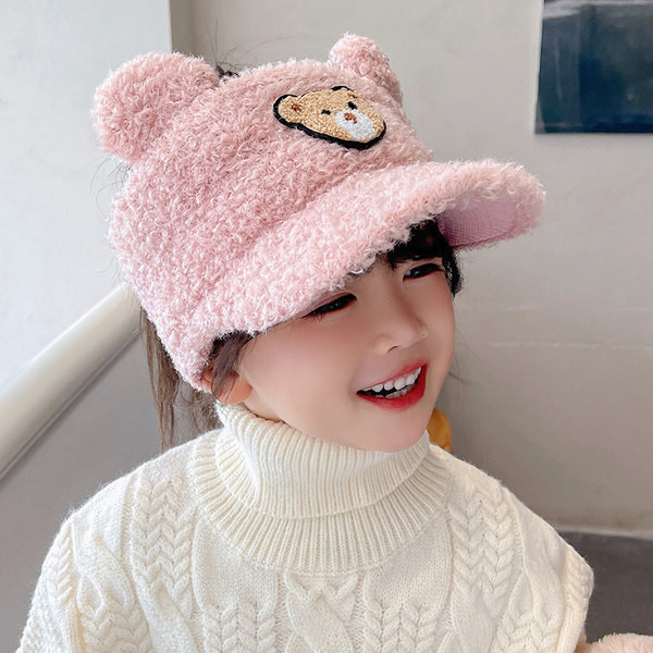 Pufnasta dječja kapa sa šiltom