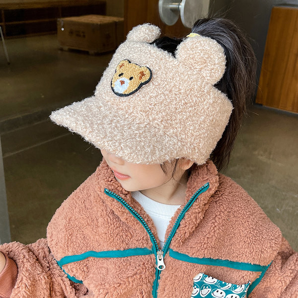 Pufnasta dječja kapa sa šiltom