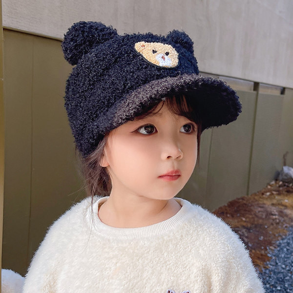 Pufnasta dječja kapa sa šiltom