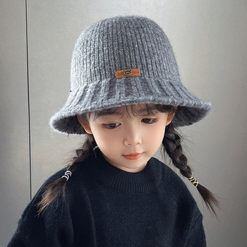 Модерна детска шапка с емблема за момичета