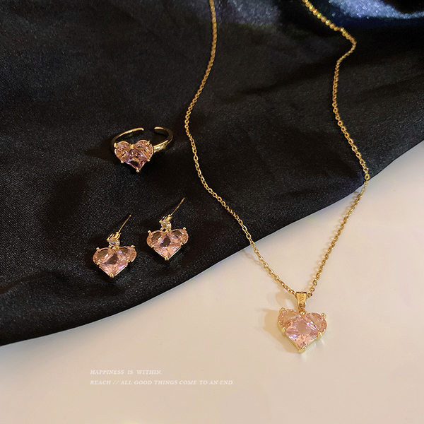 Elegáns női szett kövekkel díszített nyakláncból, gyűrűből és fülbevalóból