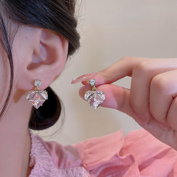 Elegáns női szett kövekkel díszített nyakláncból, gyűrűből és fülbevalóból