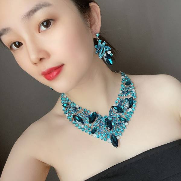 Ženski set sa kamenčićima u boji