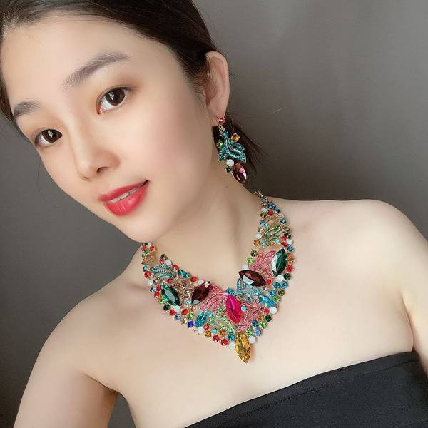 Ženski set sa kamenčićima u boji