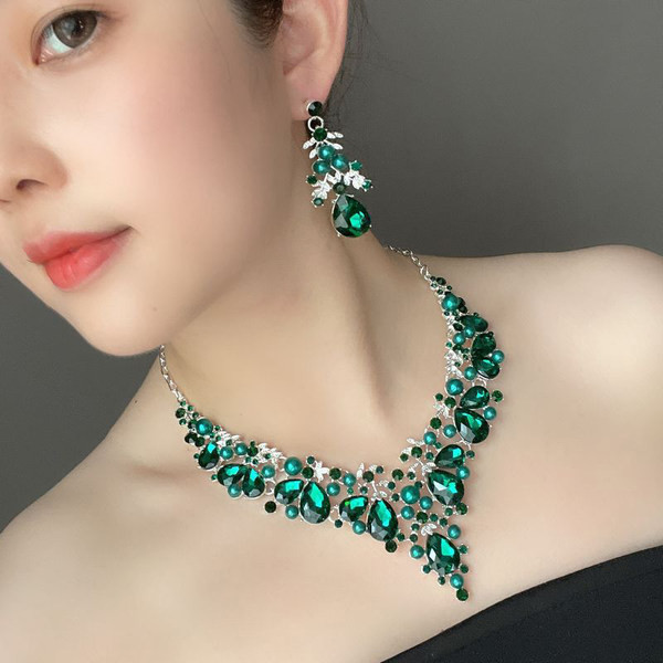 Moteriškas auskarų ir karolių komplektas oficialus modelis