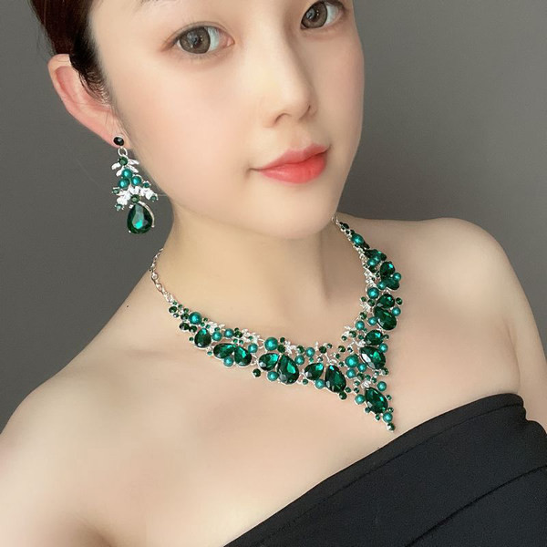 Moteriškas auskarų ir karolių komplektas oficialus modelis