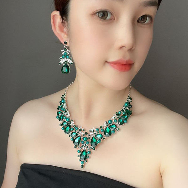 Moteriškas auskarų ir karolių komplektas oficialus modelis