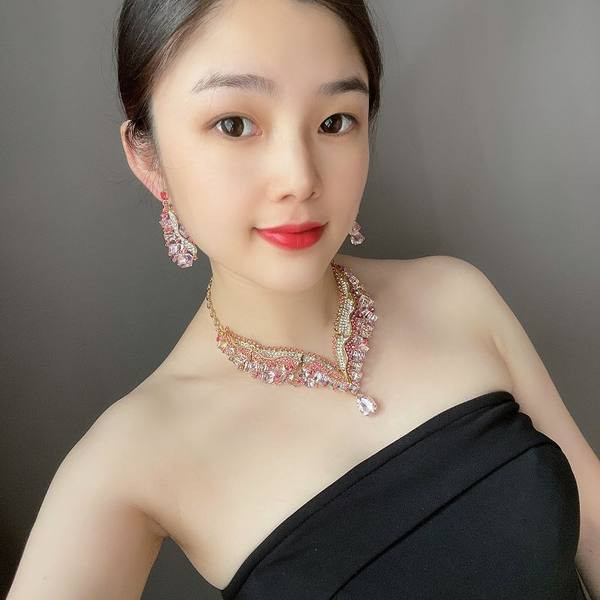 Divatos kőből készült fülbevaló és nyaklánc szett nőknek