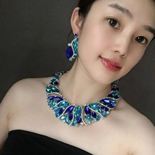 Divatos női kő nyaklánc és fülbevaló szett