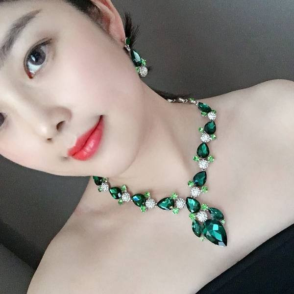 Elegáns fülbevaló készlet nyaklánccal