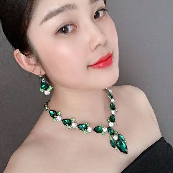 Elegáns fülbevaló készlet nyaklánccal