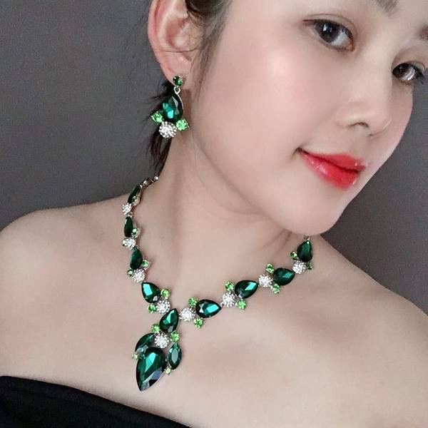 Elegáns fülbevaló készlet nyaklánccal