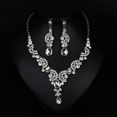 Moderna ženska ogrlica i naušnice s kamenčićima u boji