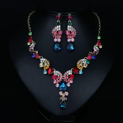 Moderna ženska ogrlica i naušnice s kamenčićima u boji