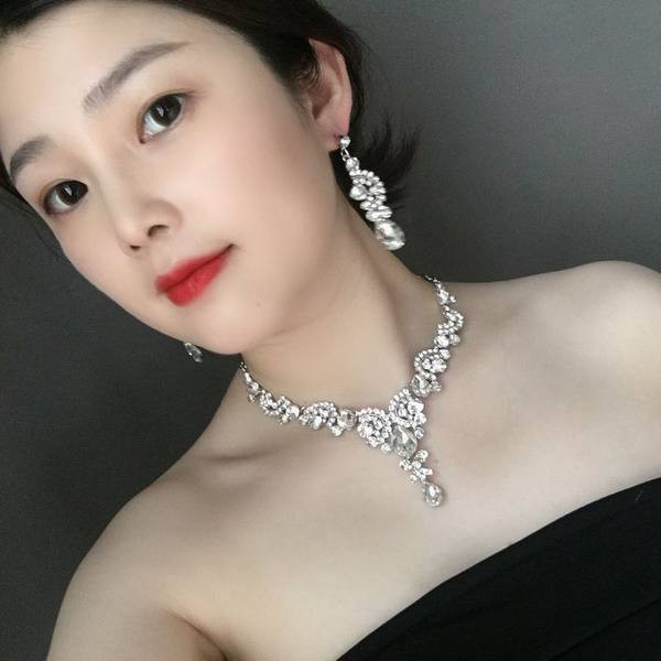 Moderna ženska ogrlica i naušnice s kamenčićima u boji