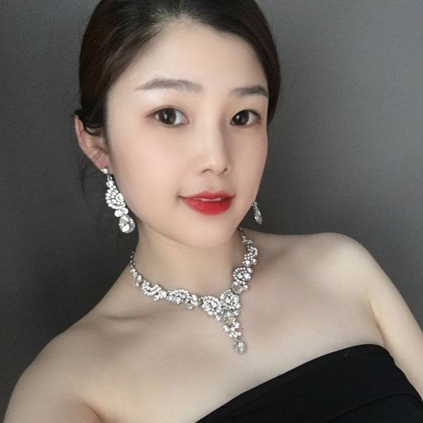 Moderna ženska ogrlica i naušnice s kamenčićima u boji