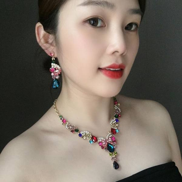 Moderna ženska ogrlica i naušnice s kamenčićima u boji