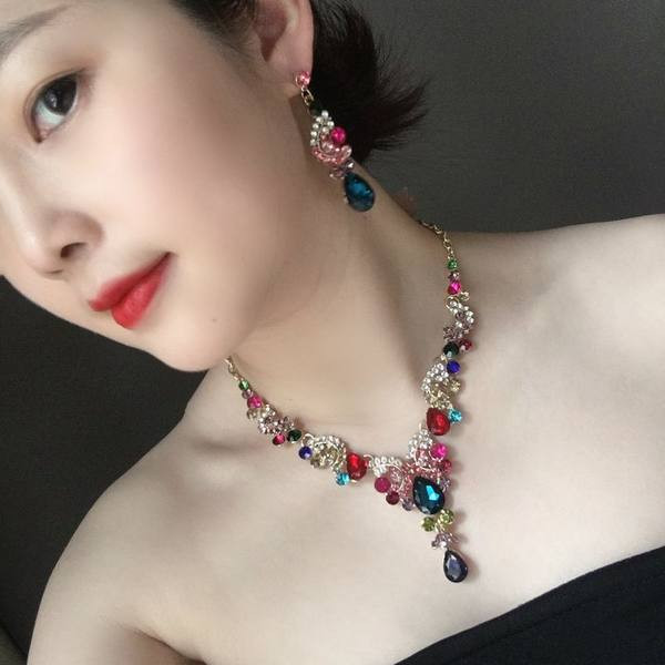 Moderna ženska ogrlica i naušnice s kamenčićima u boji