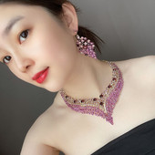 Elegantna ženska ogrlica i naušnice s kamenčićima