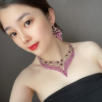 Elegantna ženska ogrlica i naušnice s kamenčićima