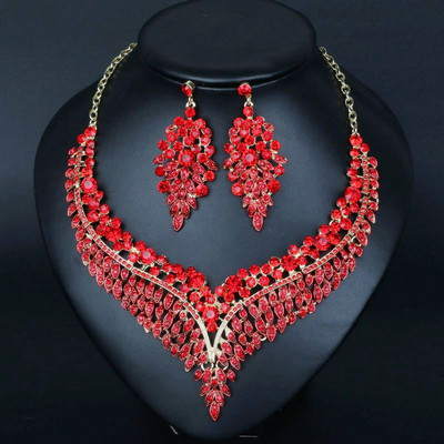 Elegantna ženska ogrlica i naušnice s kamenčićima