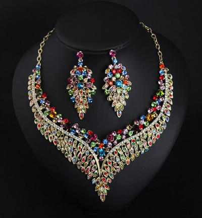 Elegantna ženska ogrlica i naušnice s kamenčićima