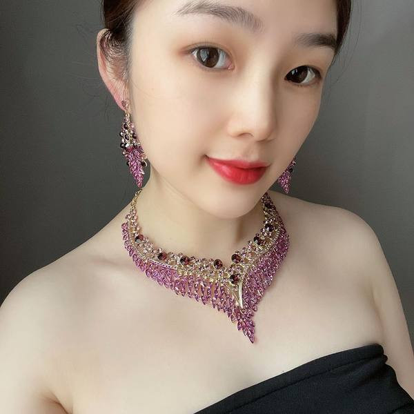 Elegantna ženska ogrlica i naušnice s kamenčićima