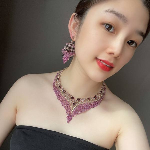 Elegantna ženska ogrlica i naušnice s kamenčićima