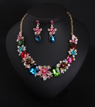 Elegants sieviešu kaklarotas un auskaru komplekts ar dekoratīviem akmeņiem