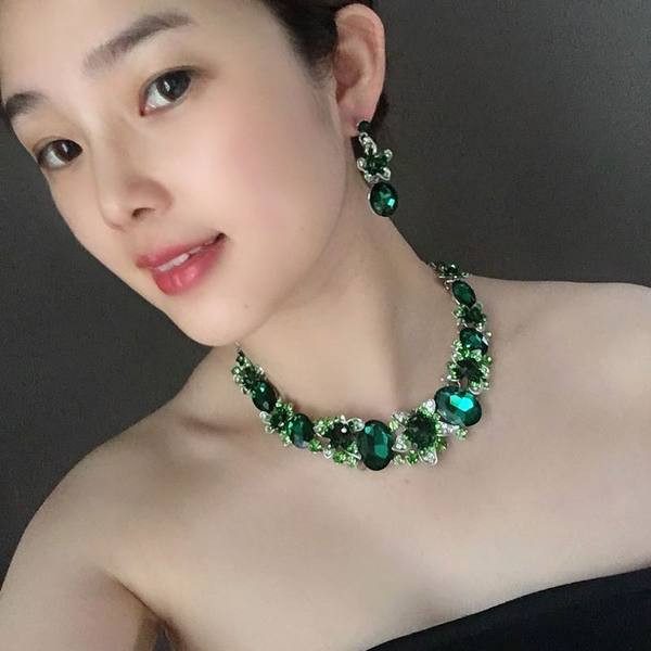 Elegantan ženski set ogrlica i naušnice sa ukrasnim kamenčićima